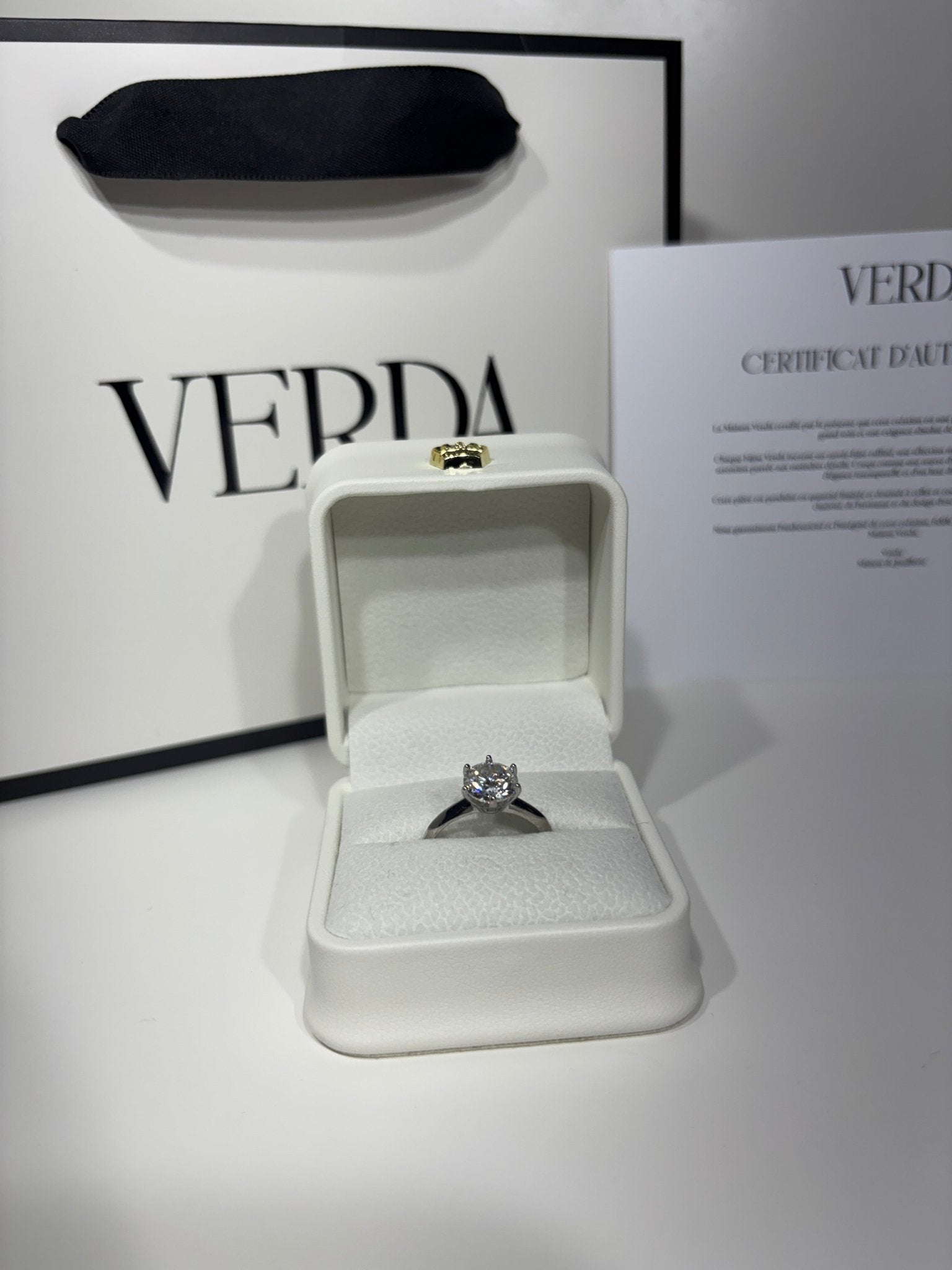 Bague quatre griffes Verda Aurora moissanite minimaliste