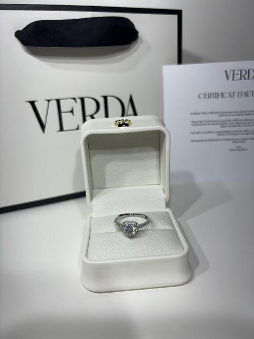 Détail pavé cœur bague moissanite Verda Cuore argent
