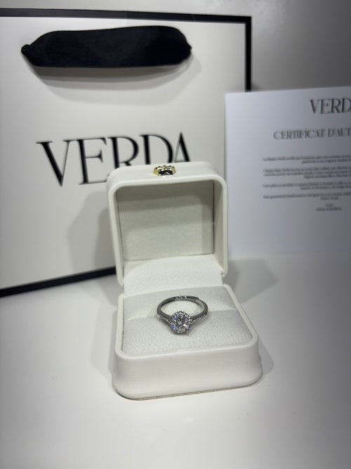 Vue détaillée halo pavé bague Verda Halo moissanite
