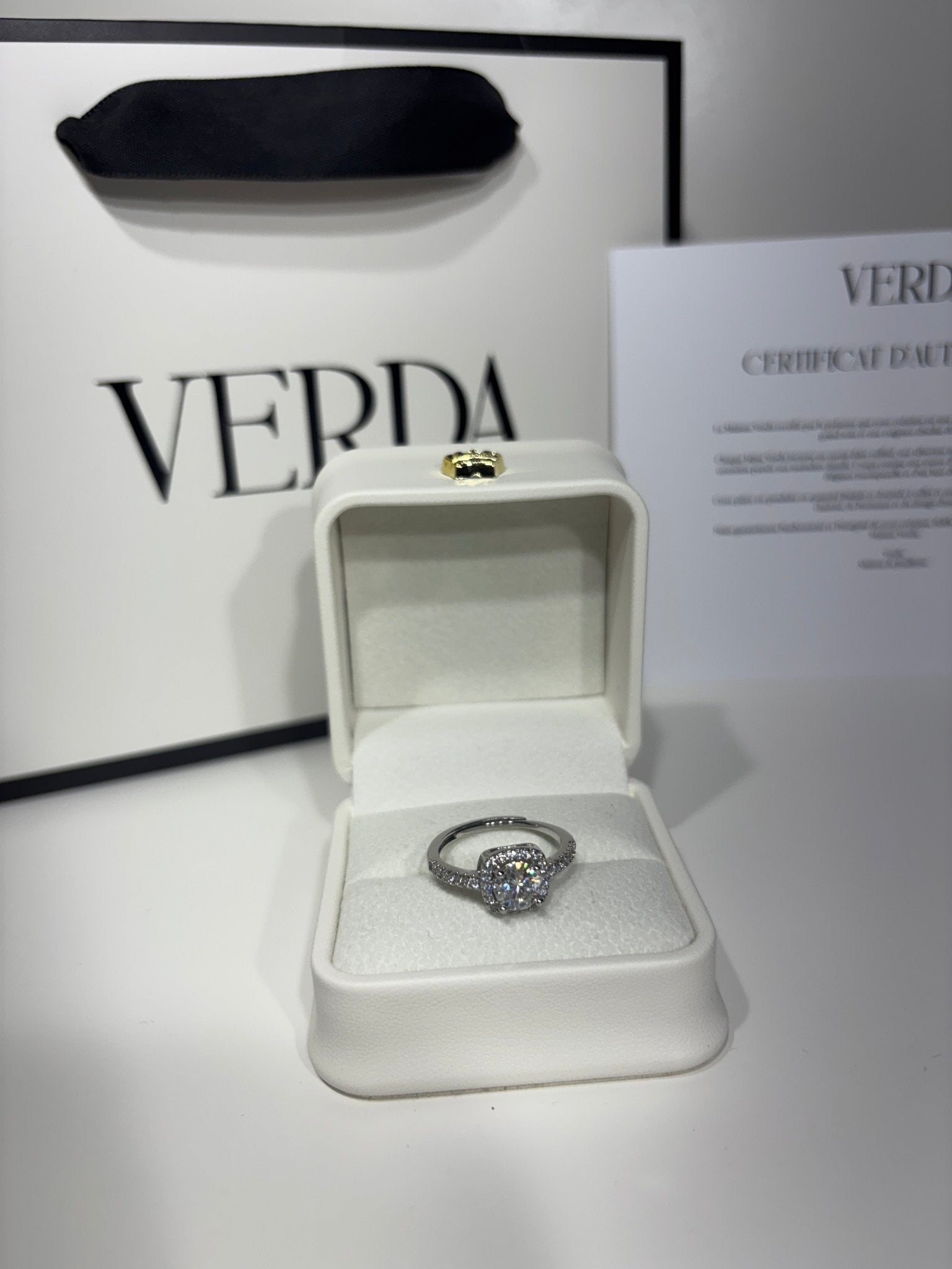 Détail halo bague Verda Radiant moissanite brillante
